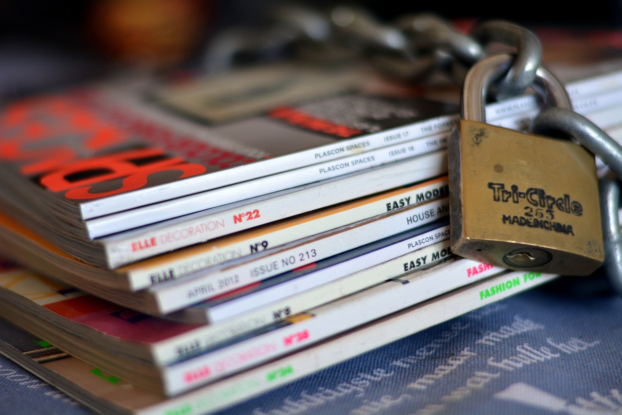 magazines, lock, chain-1711619.jpg