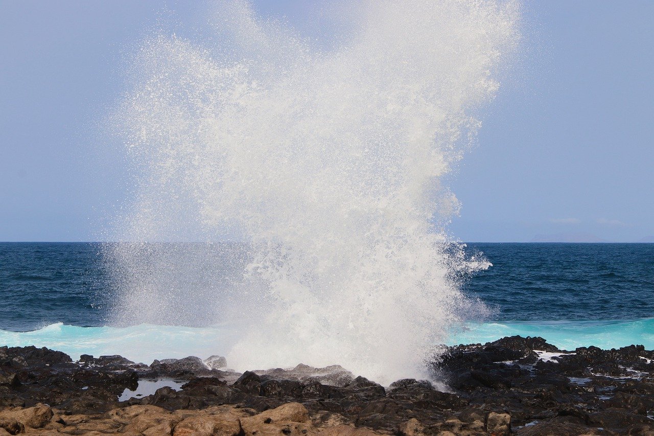 sea, waves, lava rock-7744360.jpg